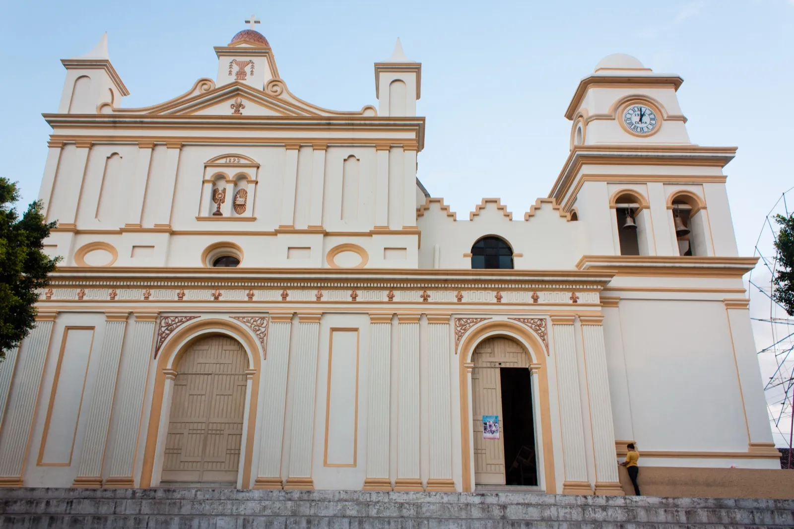 Fachada blanca de la Catedral de San Juan Bautista de Chalatenango con su torre del reloj