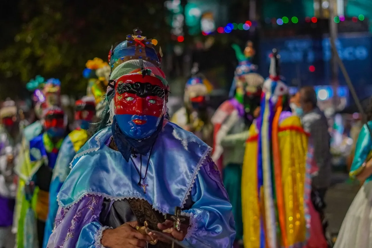 Danzante de moros y cristianos con máscara y traje colorido durante las fiestas patronales de Ciudad Delgado