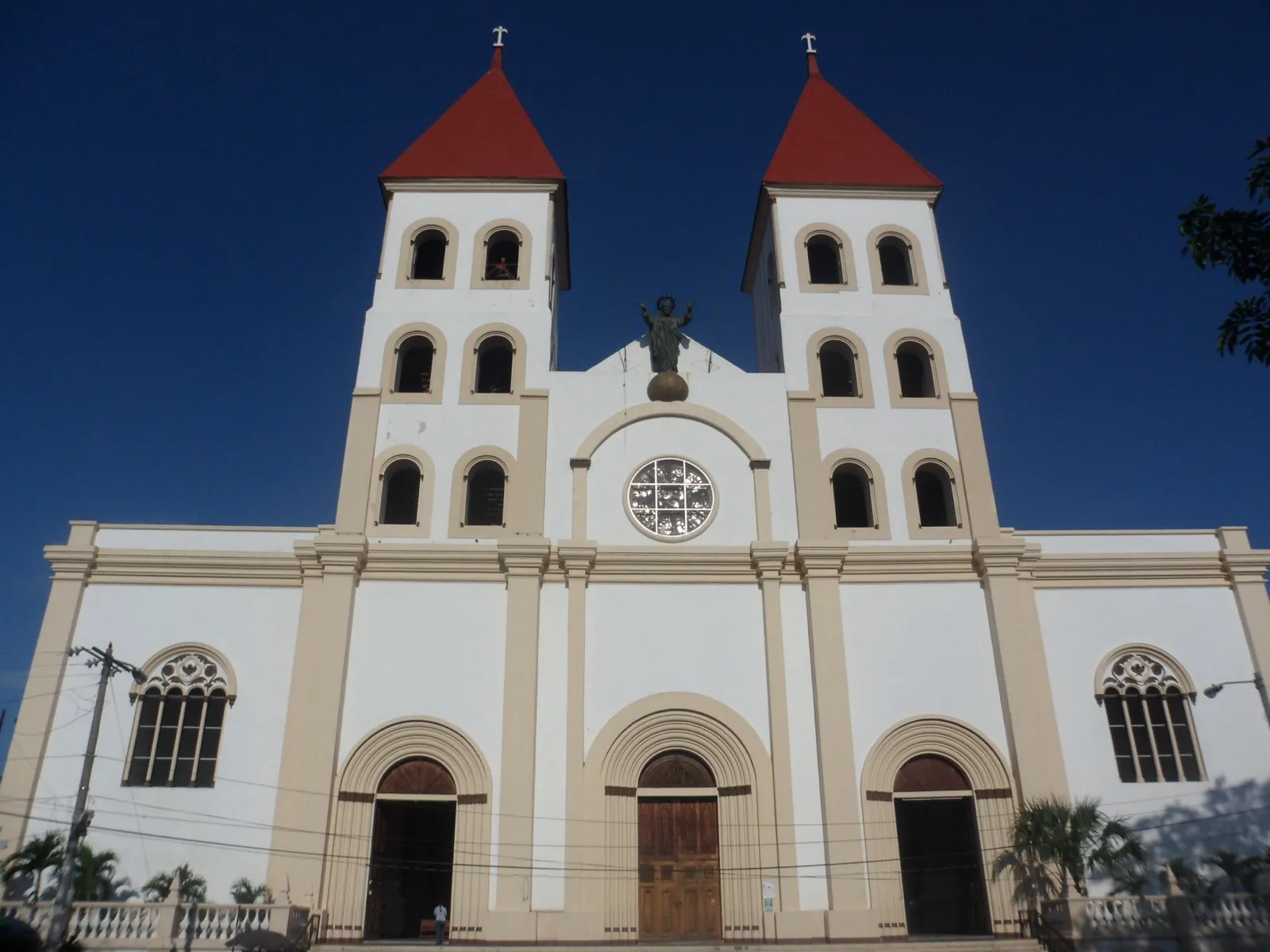 Fachada blanca de la Catedral Basílica de Nuestra Señora de la Paz en San Miguel, con torres de techos rojos