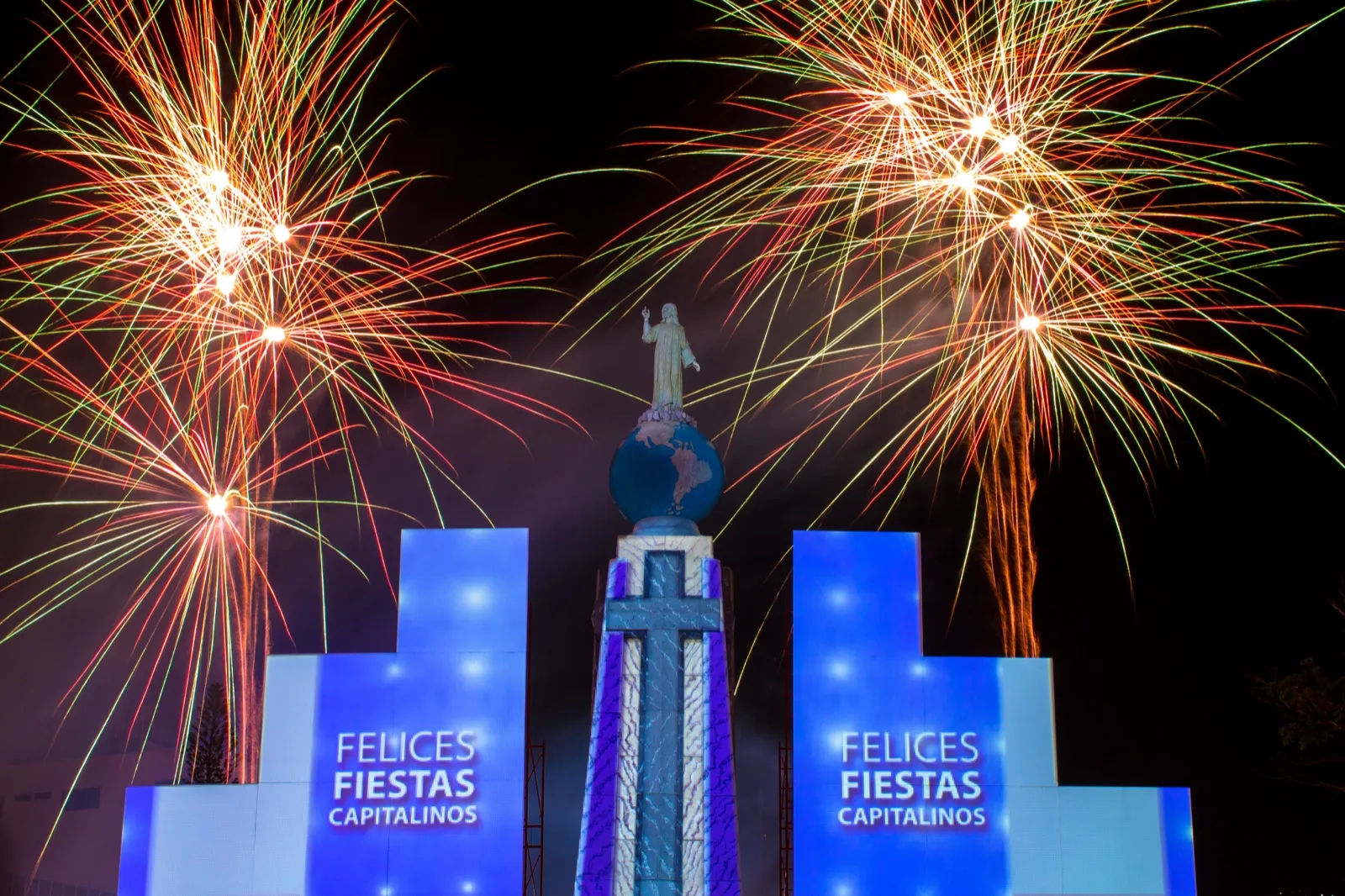 Fuegos artificiales sobre el Monumento al Divino Salvador del Mundo iluminado durante las Fiestas Agostinas