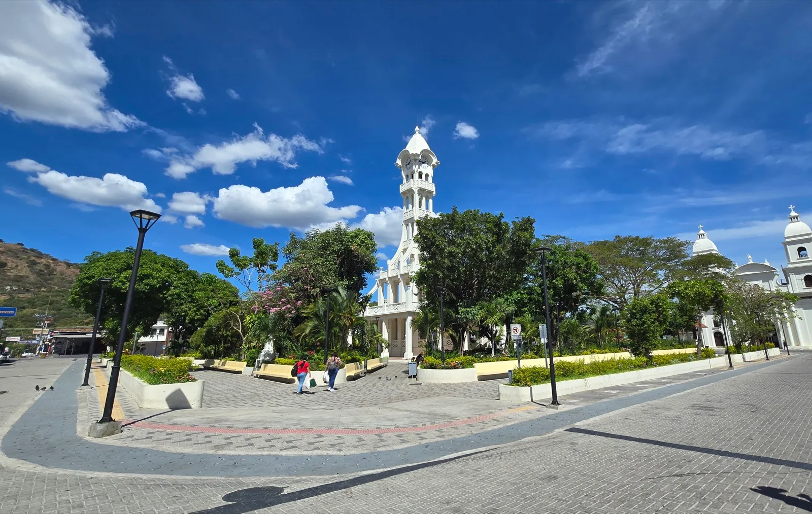 Torre del Reloj de San Vicente en el parque Cañas, con jardines y cielo azul