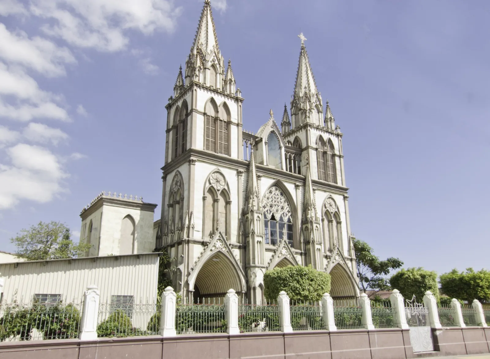 Catedral neogótica de Santa Tecla con sus dos torres blancas bajo un cielo azul