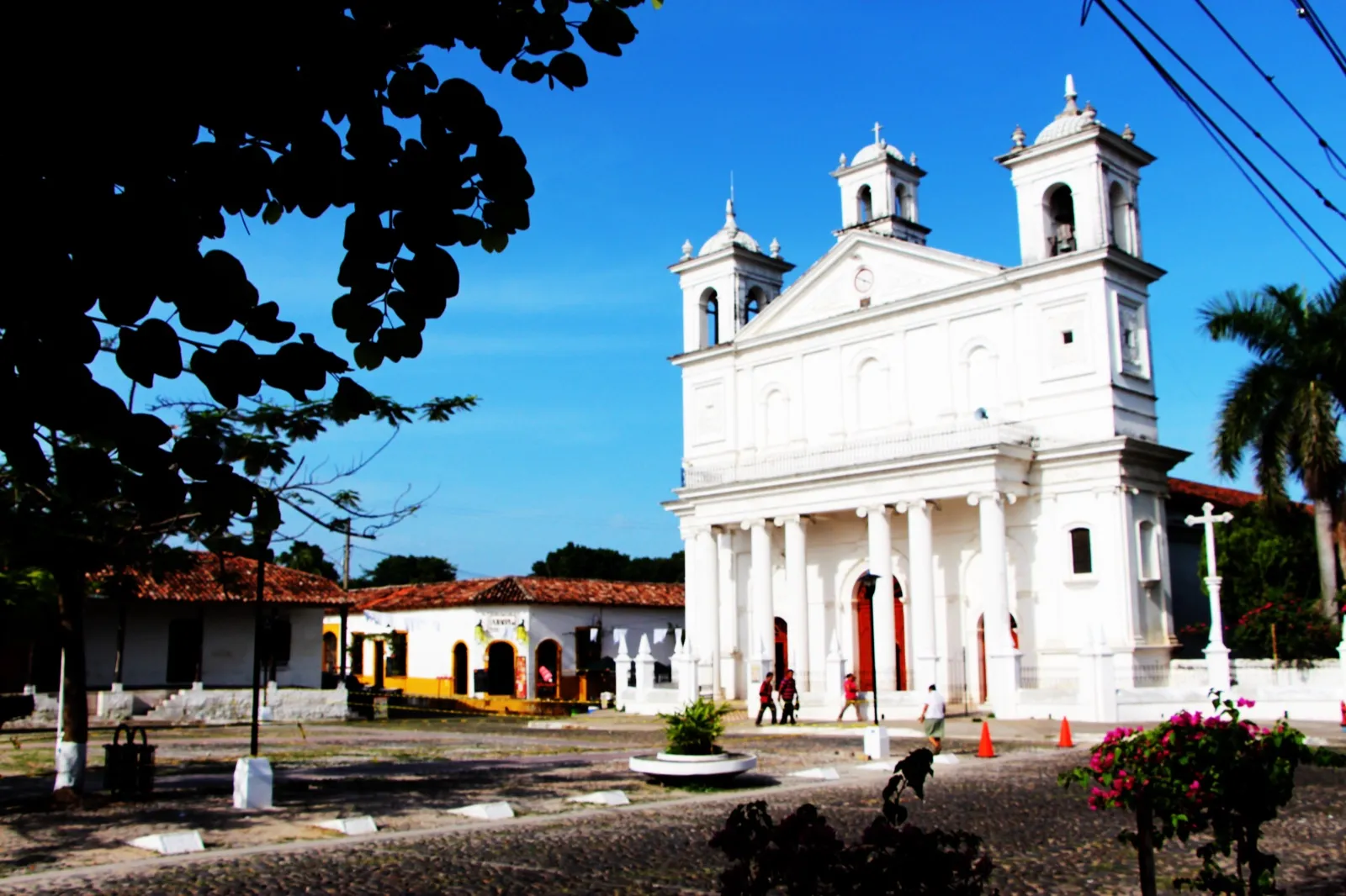 Iglesia colonial blanca de Santa Lucía en Suchitoto frente a su plaza empedrada